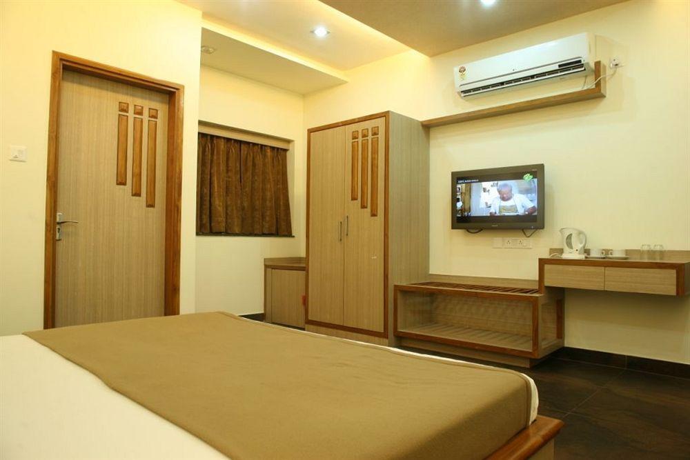 Hotel Trimoorti Calcutta Exterior foto