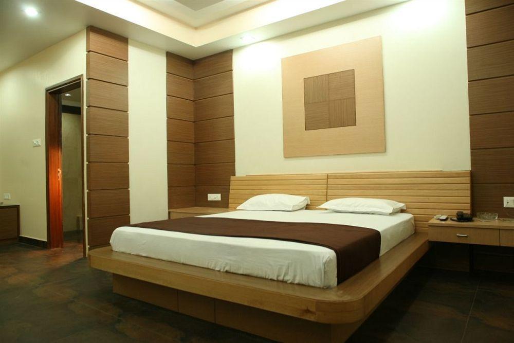 Hotel Trimoorti Calcutta Exterior foto