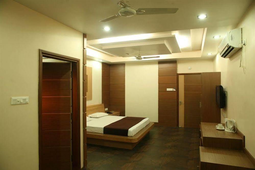 Hotel Trimoorti Calcutta Exterior foto