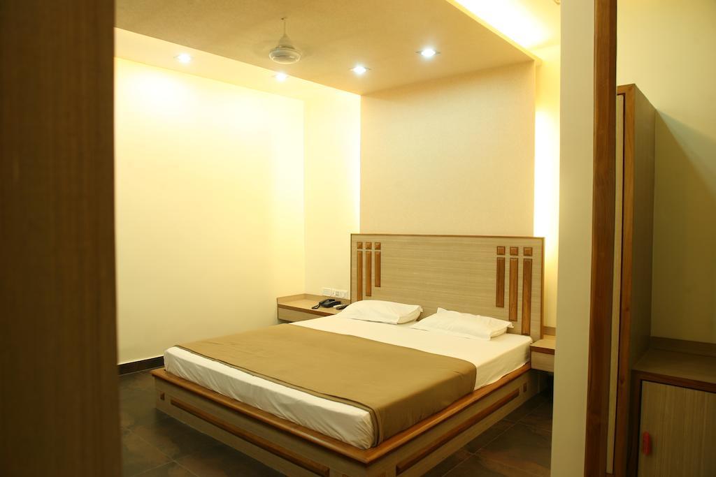 Hotel Trimoorti Calcutta Exterior foto
